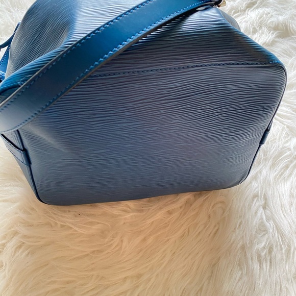Authentic Louis Vuitton Epi Noe Bucket Bag - Picture 4 of 16